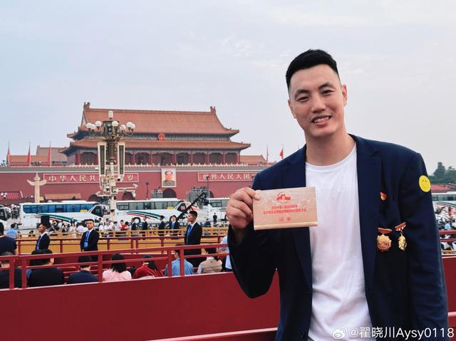 500彩票网官网-青年榜样，北京男篮队长翟晓川现场观礼阅兵仪式