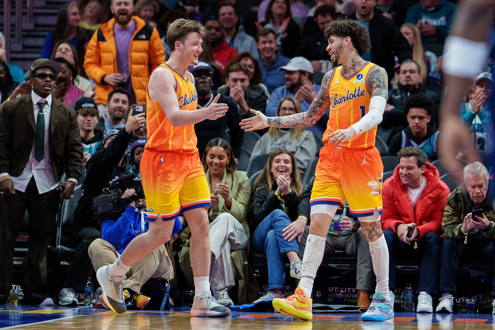 500彩票网官网-黄蜂自26年以来进攻第1&amp;防守第5&amp;净效率第1 场均进17.8三分第1